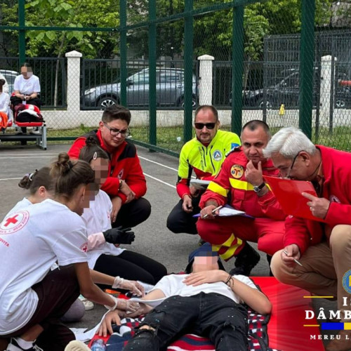 Elevi dâmbovițeni entuziasmați la Concursul "Sanitarii Pricepuți" - Faza județeană organizată de Crucea Roșie