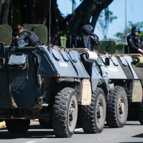 Galerie Foto Imagini ca după război în Noua Caledonie. Tancuri pe străzi, 600 de soldați au fost trimiși să deblocheze drumul spre aeroport