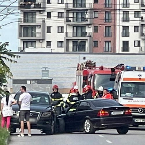 Accident la Alba Iulia, zona Kaufland Cetate - Două autoturisme s-au lovit în intersecție - Divizia de pompieri Alba Iulia intervine la un accident rutier - Strada Detunata și Calea Moților, locația Kaufland - Două autoturisme implicate, fără victime încarcerate.