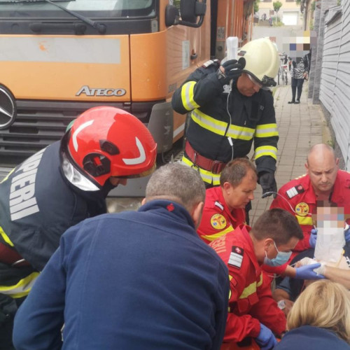 Accident cu o victimă la Tânăveni: Pompieri solicitați să intervină la un autocamion și o casă de locuit