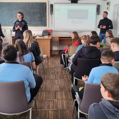 Zeci de elevi din Alba au primit recomandări pentru prevenirea criminalității de la polițiști în cadrul Săptămânii prevenirii criminalității. Activitățile organizeze de Poliția Română au ca temă siguranța copiilor și includ inclusiv subiecte precum comportamentul preventiv și pericolele consumului de substanțe. Astăzi, elevii din Câmpeni au interacționat cu polițiștii pe aceste teme, urmând să aibă loc și alte activități preventive în următoarele zile.