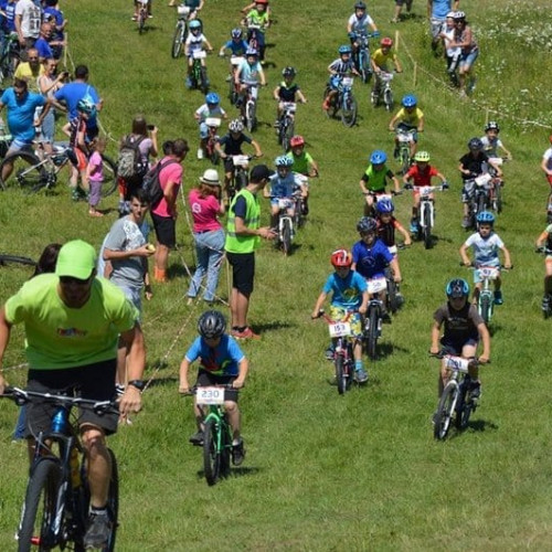 Ediția a VIII-a a cursei de biciclete Junior Bike Race se desfășoară în acest weekend la Ciugud, cu participarea a 300 de copii pasionați de ciclism. Cursa promovează educația ciclistă și sportul la tineri. Cu o tradiție deja la aopta ediție, Junior Bike Race își păstrează popularitate acumulată printre tinerii cicliști.