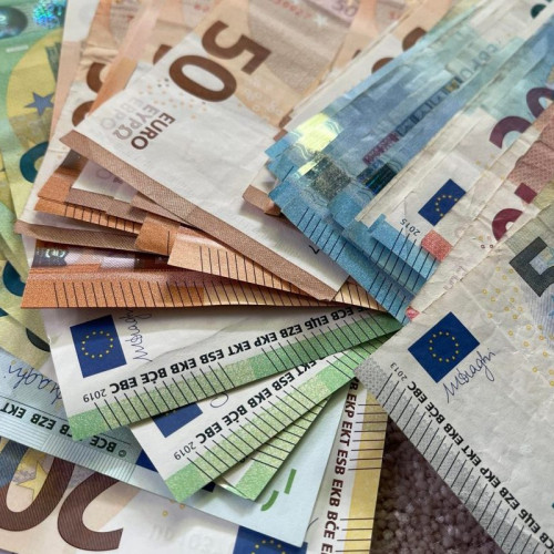 Salariul minim european va fi introdus în România până la sfârșitul anului 2024, potrivit consultărilor Guvernului cu partenerii sociali.