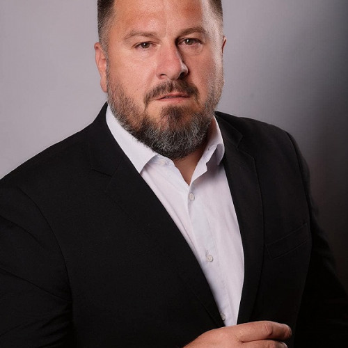 Candidatul Alianței pentru Unirea Românilor dezvăluie scandalul cheltuielilor nesemnificative ale Clubului Sportiv Municipal Satu Mare. Promite să oprească risipa banilor publici și să susțină secții sportive ce aduc beneficii comunității. Ciprian Tișea este indignat de sumele cheltuite pe proiecte sportive eșuate și fanteziste.