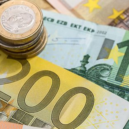 Moneda europeana creste din nou fata de leu, depasind cotatia de 4,9490 lei/euro, conform Banca Nationala a Romaniei. Leul in declin fata de dolarul american si francul elvetian, in timp ce aurul atinge 243,4110 de lei pe gram.