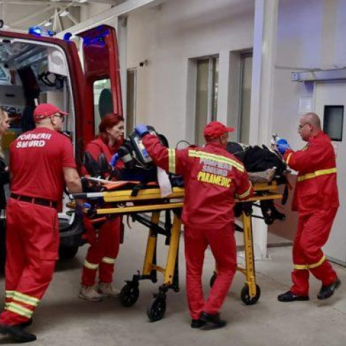 Motociclist grav rănit într-un accident violent, transportat de urgență la spital. Situația este critică (VIDEO)