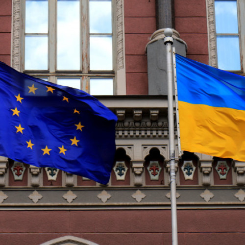 Uniunea Europeană a aprobat folosirea profiturilor din activele ruse pentru sprijinirea Ucrainei. Planul vizează și nevoile militare ale Kievului. Ministrul ceh de externe: 3 miliarde de euro ar putea fi strânși în acest an. Partenerii occidentali au înghețat 300 de miliarde de dolari în active ruse încă de la începutul invaziei din 2022. UE a ajuns la un acord pentru utilizarea profiturilor din aceste active pentru sprijinirea Ucrainei. Oficialii ucraineni au cerut de mai multe ori confiscarea bunurilor rusești ca o metodă de a obține finanțare externă.