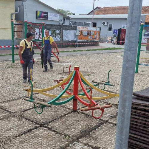 Lucrările de modernizare continuă în orașul Teiuș: Loc de joacă reamenajat și stradă reparată pentru confortul comunității