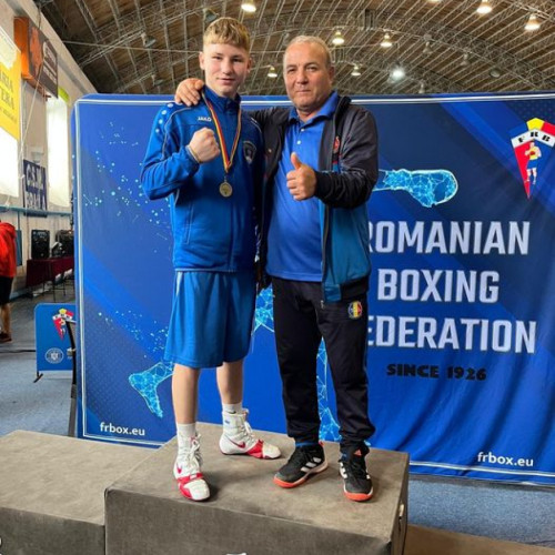BOX. Tinerul pugilist Daniel Mihai Irofte, elev al Clubului Dunărea Galați și antrenat de Costel Burlacu, a triumfat în competiția recentă din Brăila pentru Cupa României la categoria 54 kg. Performanțele sale l-au adus în lotul național pentru Campionatul Mondial. În același timp, echipa de natație din Galați, pregătită de Mihaela Hodină și Mihaela Birligea, a câștigat competiția Open Swim de la Bazinul Olimpic din Otopeni cu un lot de 20 de sportivi.