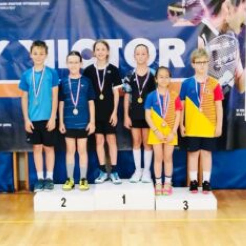 Trei medalii pentru juniorii de la Kids Tâmpa la turneu de badminton în Croația alături de echipa națională