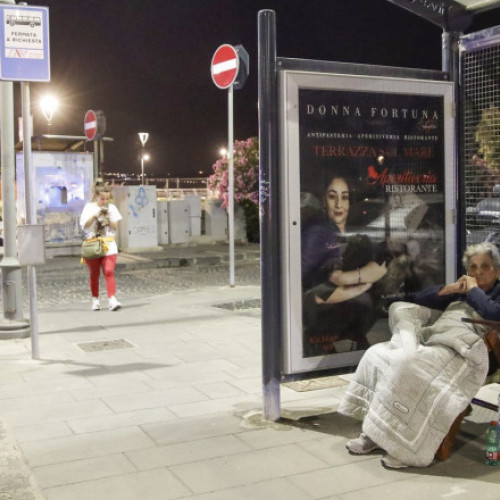 Galerie Foto Supervulcanul Campi Flegrei a produs cel mai mare cutremur din ultimii 40 de ani. Oamenii îngroziți au dormit în mașini sau pe stradă