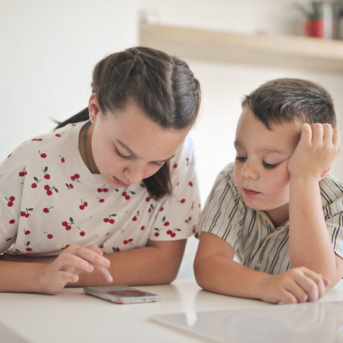 Doi din trei copii în România joacă jocuri și utilizează platforme nesigure, conform unui studiu recent al Asociației ADFABER