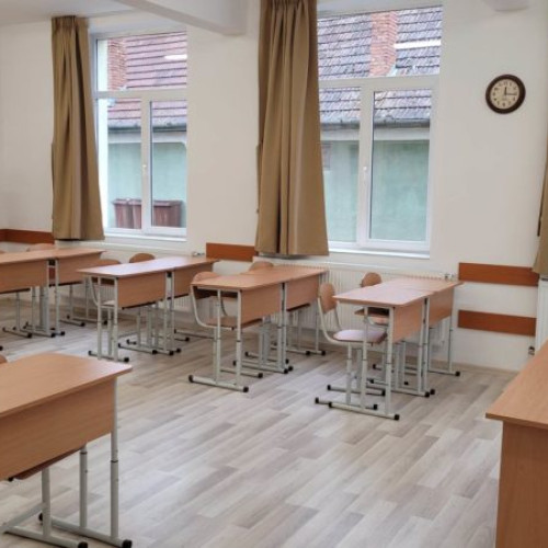 Proiectul de lege pentru reglarea băncilor din școli urmărește prevenirea pozițiilor nepotrivite ale elevilor și este în dezbatere publică