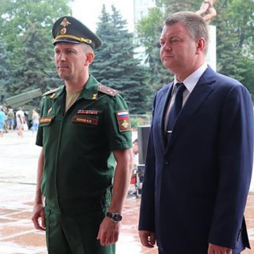 Fostul comandant al Armatei a 58-a a Rusiei, Ivan Popov, arestat pentru fraudă. Ancheta arată că a făcut parte din grupul care a făcut contrabandă și a vândut ajutoare umanitare în regiunea Zaporijie, unde era responsabil pentru construirea fortificațiilor. Popov a fost demis pentru a alerta armata despre situația din Ucraina, unde rușii au murit din cauza lipsei de echipament adecvat. Confirmarea acestui fapt a dus la un conflict cu șeful Statului Major General, Valeri Gherasimov. Popov a făcut aceste dezvăluiri în fața lui și nu și-a dat numele.