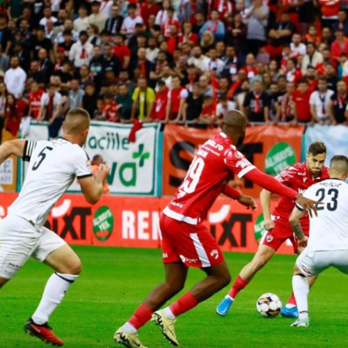 Dinamo, victorie în fața Ciucului în lupta pentru Superligă. FC București învinge FK Miercurea Ciuc cu scorul de 2-0 în barajul de menținere sau promovare în Superliga de fotbal. Înfruntarea revanșei va avea loc pe 27 mai la Harghita.

FC Botoșani cucerește o victorie de 1-0 împotriva echipei CS Mioveni în alt baraj pentru Superliga de fotbal. Returul va avea loc la Mioveni pe 24 mai.

La finalul sezonului, FC Universitatea Craiova 1948 și FC Voluntari retrogradează din Superligă, iar echipele Unirea Slobozia și Gloria Buzău din Liga a II-a prom