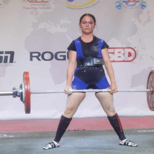 Sportivii CS Unirea Alba, rezultate excepționale la Campionatul European de Powerlifting. Andrei Irimie, Bianca Todorescu și Alexandra Cazacu, medalii de aur și argint. Asistenți de antrenorul lor, Ovidiu Pănăzan.