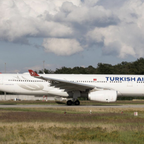 Foto „Incident grav” pe aeroportul Otopeni luna trecută. Un Airbus cu aproape 270 de oameni la bord a lovit zece balize la decolare (raport)