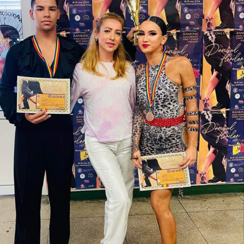 Dansatorii de la CSM au stralucit la concursurile din Pitești; Doua perechi s-au clasat pe podium la Campionatul National Under 21 si Cupa Dansul Florilor. CSM Galați a reprezentat bine judetul, alaturi de profesoara Adriana Iftime. La Cupa Dansul Florilor, Antonio Molnar si Alesia Vîrtosu au obtinut locul intai la clasa D latino tineret si adulti si locul 5 la clasa D standard, iar Sebastian Paicu si Daria Hîncu au ajuns in semifinale. In cadrul Campionatului National de U21, Tudor Bratu si Alma Stoinoiu au ocupat locul 8 la standard si Alin Tudose si Maria Gîscă au ajuns in semifinale la latino.