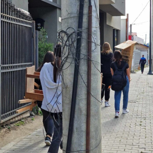 Elevii de la Liceul de Arte din Focșani sunt încărcați cu mobilierul școlar și obligați să meargă pe jos prin oraș: critici și nedreptate din partea conducerii școlii.