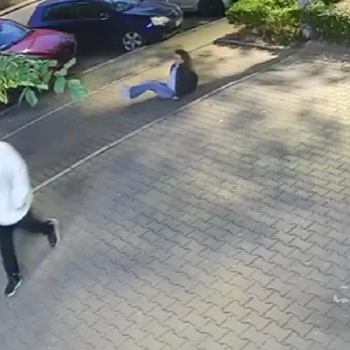 Un tânăr a atacat din senin şi a agresat o femeie pe stradă în Sectorul 2 / Incidentul a fost înregistrat de camere - VIDEO