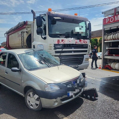 Accident în Turulung: Șofer de 80 de ani încarcerat în mașină