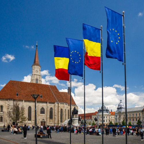 Salariul mediu la Cluj, cel mai mare din țară, după București: Datele din martie 2024 arată o creștere semnificativă. Județul Alba își îndeamnă cetățenii să se mute la Cluj – Napoca. Clujul ocupă locul 2 în topul salariilor mari, scrie Cluj24. Creștere de 628 de lei în ultima lună pentru salariul mediu brut în Cluj. Media pe țară depășită cu 18%.