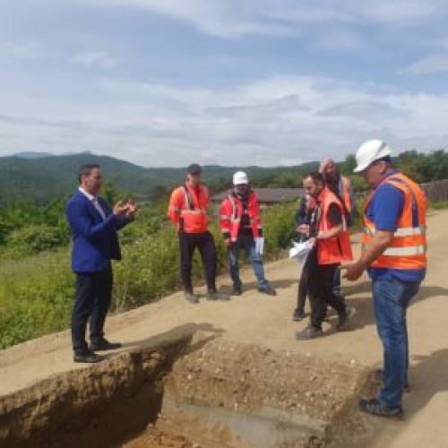 Se lucrează intens la reabilitarea drumului judeţean 106B Vulcan – Holbav, constructorul avansează rapid în implementarea contractului de 21 milioane lei!