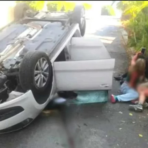 Gestul șocant al unor femei după un accident rutier! Imaginile surprinse în urma accidentului au stârnit indignarea! Două femei s-au dat jos din vehiculul răsturnat și, cu sângele pe ele, s-au pozat pentru un selfie!