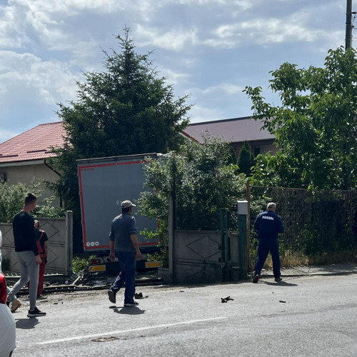 Eveniment rutier cu urmări dramatice în Bariera Traian la jumătatea zilei de joi, 23 mai 2024 - TIR scăpat de sub control și-a distrus gardul vilei din Galați!