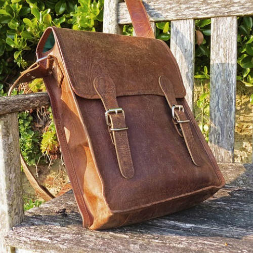 Reținuți doi bărbați din București pentru furtul unei genți și utilizarea frauduloasă a cardului de 4000 lei