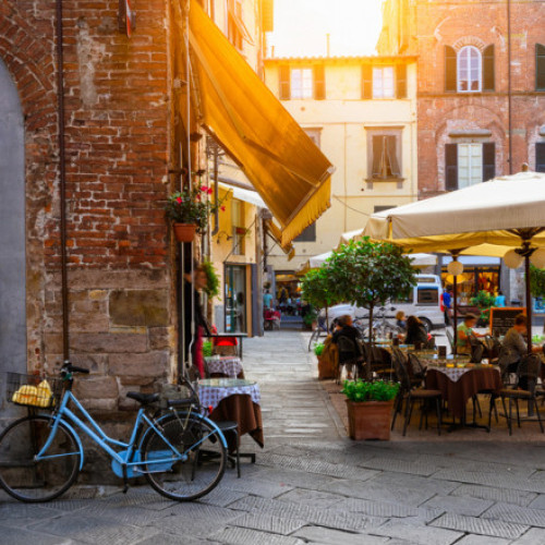 O femeie dată în judecată de fostul soț pentru mutarea cu amanta la aceeași stradă