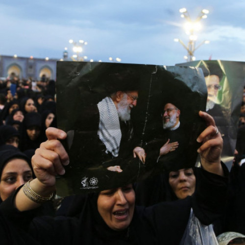 Galerie Foto „Adio spre paradis”. Ebrahim Raisi a fost înmormântat în orașul său natal. Mii de oameni i-au adus un ultim omagiu