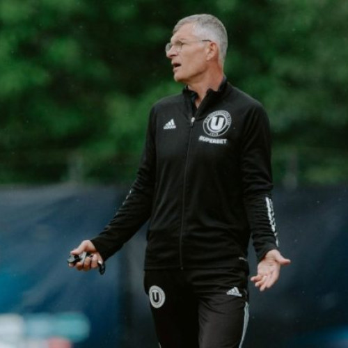 Fotbal: Universitatea Cluj, șansa mare în barajul cu Universitatea Craiova, după spusele antrenorului Ioan Ovidiu Sabău. Preparatives for Conference League începute de echipa lui Sabău în încercarea de a obține victoria în jocul crucial.

Câștigarea meciului cu Universitatea Craiova esențială pentru Universiatea Cluj, subliniază antrenorul Sabău. Strategia și determinarea joacă un rol crucial în obținerea succesului în baraj.

Antrenorul Sabău și jucătorii Universității Cluj încrezători în calificarea în preliminariile Conference League. Rezultatul încă nesigur, dar Sabău are încred