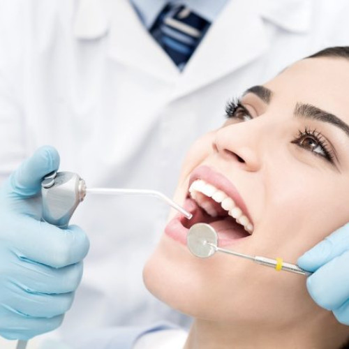 Clinica dentară din București care tratează afecțiunile parodontală și oferă servicii de ortodonție studiate în detaliu
