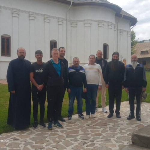 Biserica contribuie la recuperarea spirituală a deținuților în penitenciarul Găești prin vizitarea mânăstirilor Viforâta și Dealu