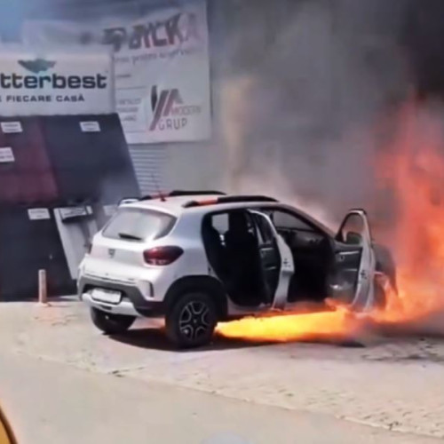 INCENDIU ÎN TULCEA: Dacia Spring ELECTRICĂ mistuită de FOC în timpul mersului! Populația riscă când circulă cu mașini cu baterii adesea defecte! (Video credit: știri din Galați)