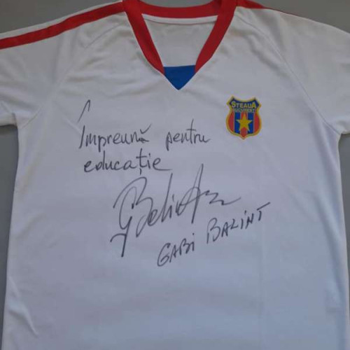 Mingea şi două tricouri semnate de Duckadam, Dumitrescu şi Balint vândute la licitaţie în Sfântu Gheorghe cu 2.200 de lei