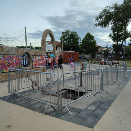 Intrarea în Parcul „Carol I”, îngrijorare din cauza platformei cu jocuri de apă deteriorată.