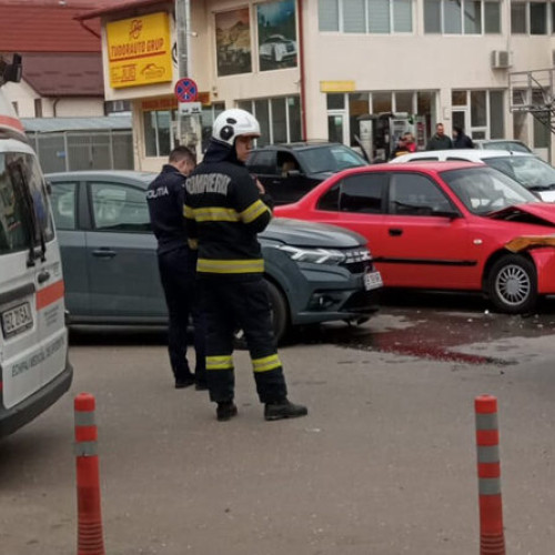 Accident în Strada Sporturilor din Buzău din cauza unei șoferițe neatențione: Șoferul Daciei Logan (54 de ani) a intrat în coliziune cu un Hyundai roșu (șofer în vârstă de 64 de ani). Șoferul rănit transportat la spital.