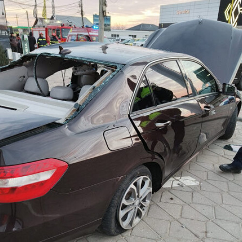 Doi răniți în urma unui accident în fața unei reprezentanțe Nissan din Mărăcineni