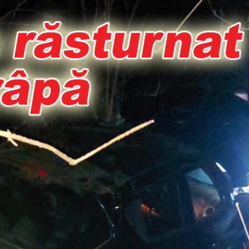 Șoferiță răsturnată în râpă pe un drum comunal din Buzău, transportată la spital