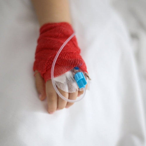 60 de copii au fost spălaţi cu insecticide, de la începutul anului. Starea fetei de 10 ani din Caraş-Severin este foarte gravă