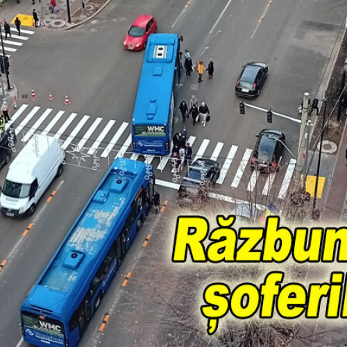 Al doilea autobuz avariat de un autoturism, zi neagră pentru Transbus pe Bd. Unirii