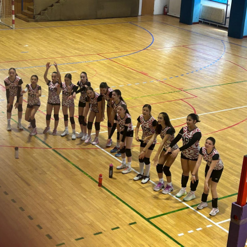 Echipa U13 a Clubului Champions Sibiu se califică în semifinale la campionatul de volei. Meciul decisiv împotriva CSV Craiova va avea loc mâine la ora 18:00.
