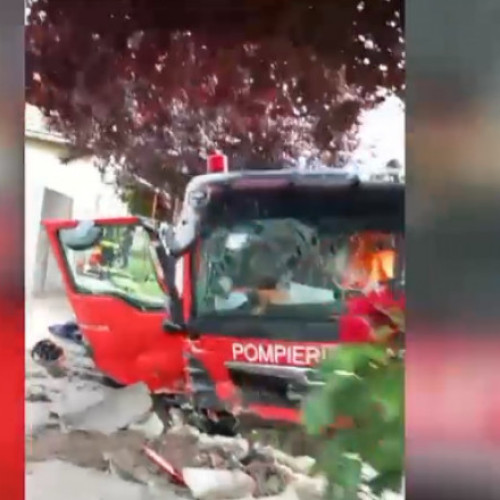 Accident între o mașină de pompieri care mergea la intervenție și un autoturism, în Timiș. 7 persoane sunt rănite