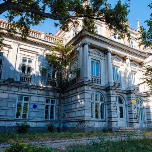 Palatul Știrbei din București, din secolul al 19-lea, va deveni un magazin de lux în vara anului 2025, informează știrile protv. Lucrările de renovare și restaurare a monumentului istoric costă 20 de milioane de euro și sunt în desfășurare. Odinioară, clădirea era crama domnitorului Barbu Știrbei, iar acum va fi primul department store din România. În plus, în spatele palatului va exista o piațetă tradițională în stilul timpului.