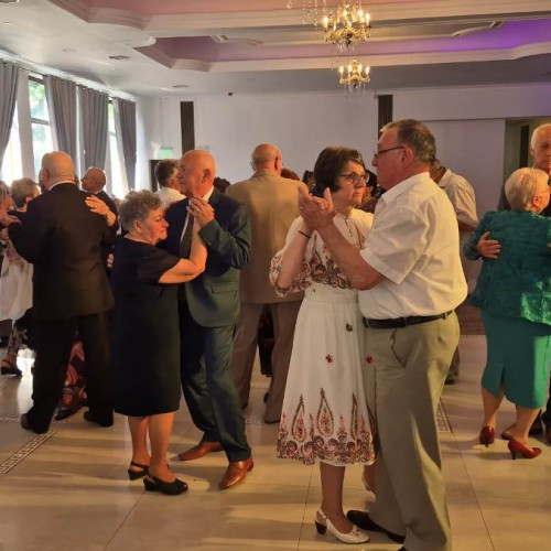 Moment emoționant la nunta aniversară de aur în Alba Iulia: Cuplurilor care sărbătoresc 50 de ani de căsnicie li s-a oferit o surpriză specială din partea primăriei.