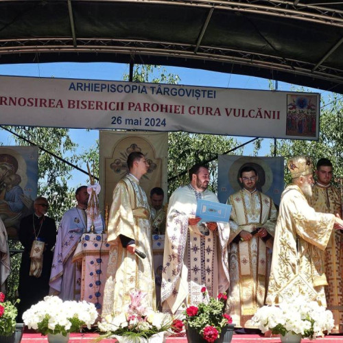 Slujbă de târnosire la biserica din Gura Vulcănii restaurată de Înaltpreasfințitul Părinte Mitropolit Nifon. Președintele CJD, printre cei onorați.