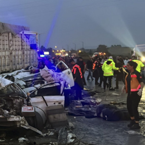 Zece persoane au murit şi 40 de răniți într-un grav accident de autocar în Turcia. Autocarul s-a ciocnit cu mașini și camion în Mersin.