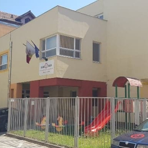 Încep înscrierile la creșă și grădiniță: prioritate pentru copiii de 4 și 5 ani. Află noutățile importante în procesul de înregistrare.